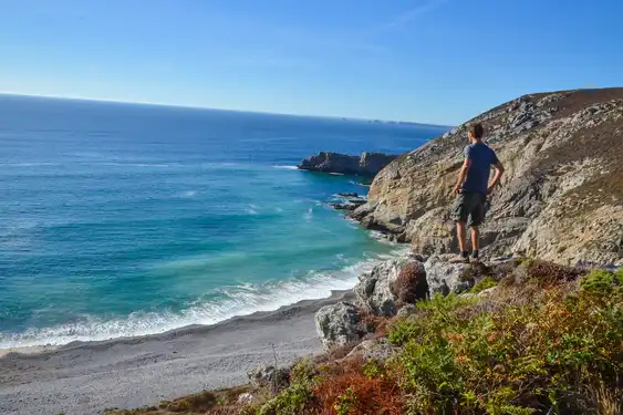 bretagne-landschaft-wellen-meer