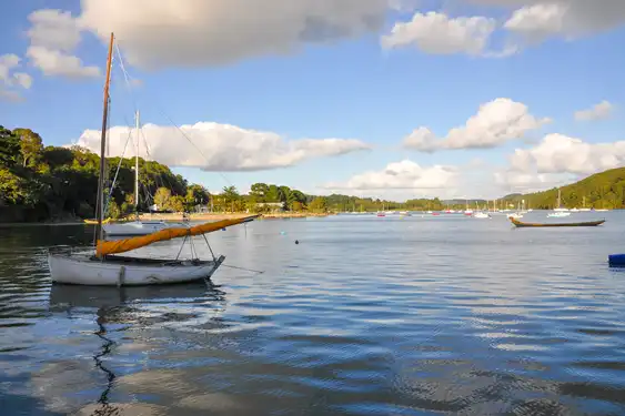 bretagne-landschaft-segelboot