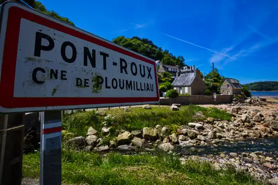 bretagne-landschaft-ortsschild