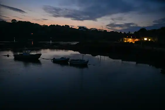 bretagne-landschaft-nacht-boot
