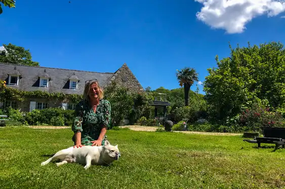 bretagne-unterkünfte-gastgeber-hund-garten