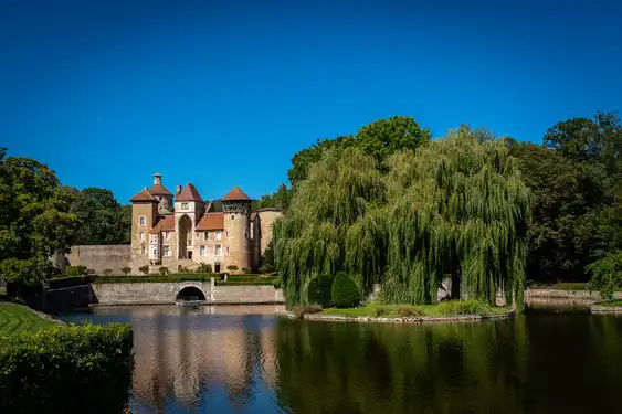 Ein großer schöner Teich vor einem Schloss im Burgund