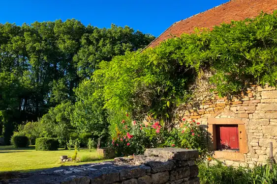 Ein schönes Steinhaus im Burgund mit einem großeb Garten und Blumen