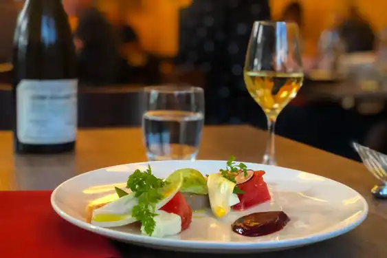 Eine appetitliche Vorspeise zu einem leckeren Wein in einem vornehmen Restaurant im Burgund