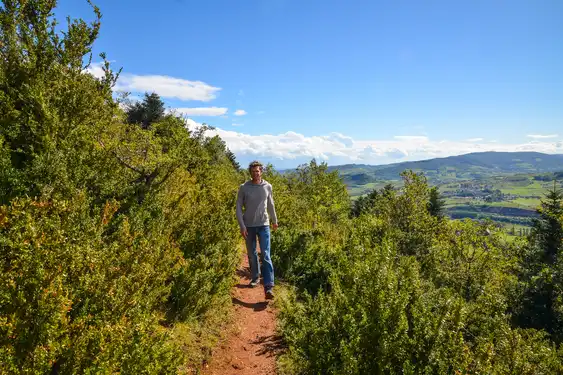 Thomas läuft über einen Wanderweg im Burgund