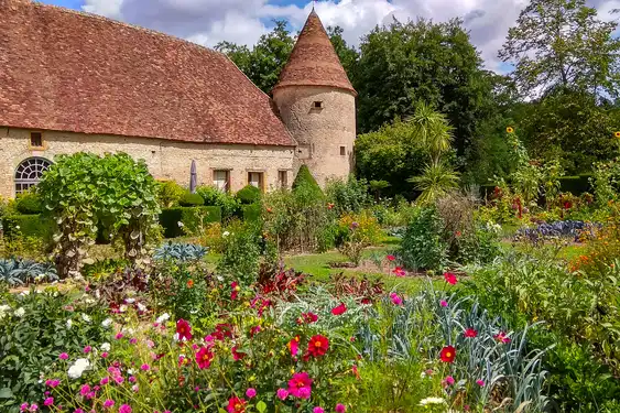 Blumengarten mit vielen verschiedenen und bunten Blumen im Burgund
