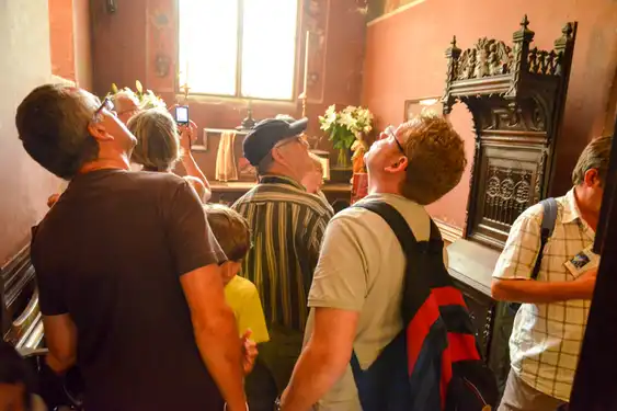 Touristen fasziniert in einer Kirche im Burgund
