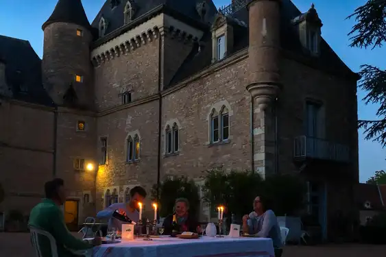 Ein atmosphärisches Abendessen vor dem Schloss im Burgund mit Thomas und dem Gastgeber