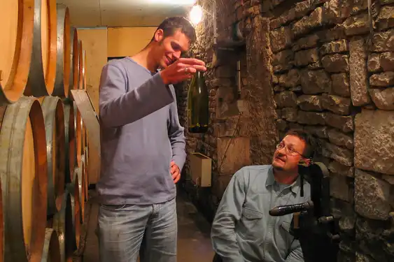 Thomas und ein Winzer in einem Weinkeller im Burgund