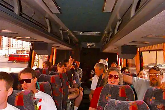 Touristen sitzen in einem Bus im Burgund