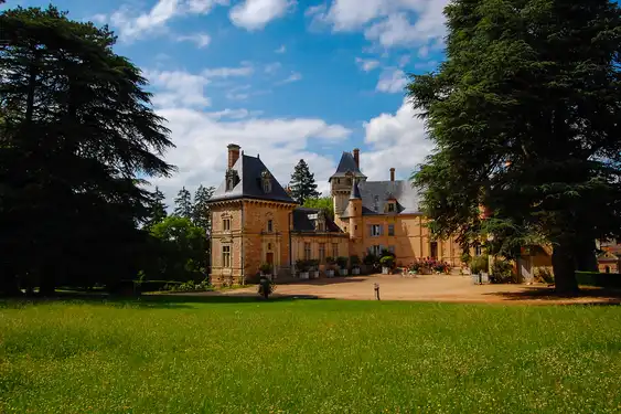 Der Garten des Schlosses im Burgund mit einer saftig grünen Wiese und einem großem Innenhof