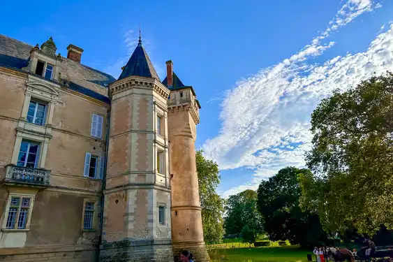 Der Turm des Schlosses im Burgund