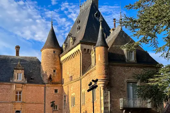 Das Schloss im Burgund mit einem kleinen Balkon