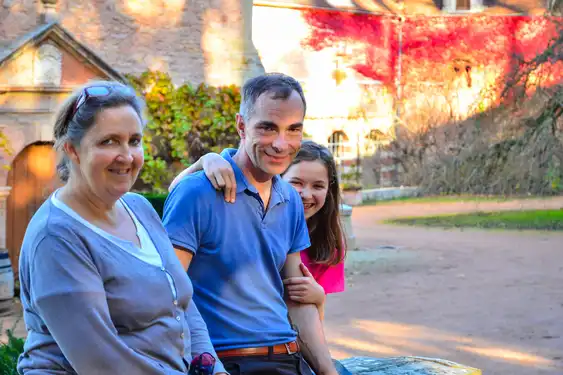 Die Gastgeber des Schlosses im Burgund mit ihrem Kind
