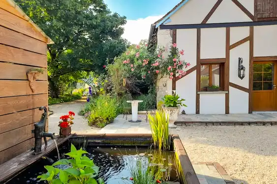 Ein Brunnen im Garten der ehemaligen Poststation im Burgund