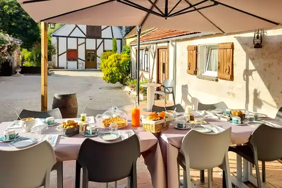 Frühstückstisch reich gedeckt auf der Terrasse der ehemaligen Poststation