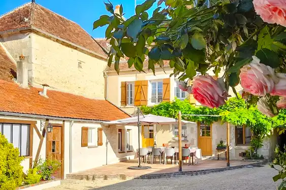 Rosen im Innenhof der ehemaligen Poststation mit Rosen