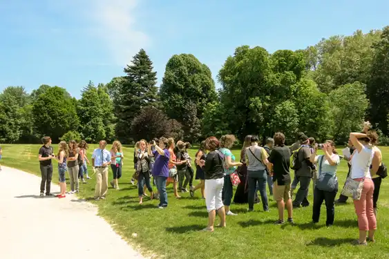 Viele Touristen stehen auf einer Wiese im Burgund