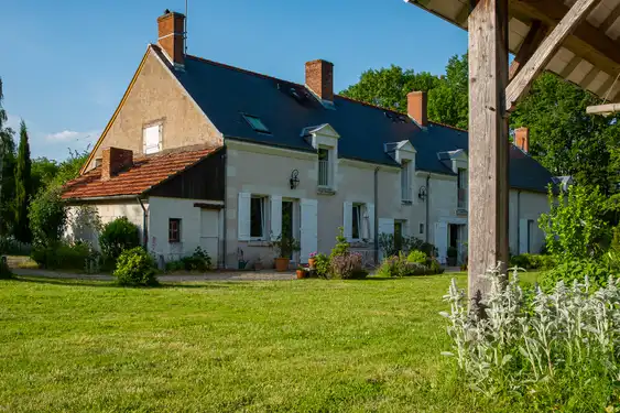Der Gutshof in der Loire mit einem großen Garten