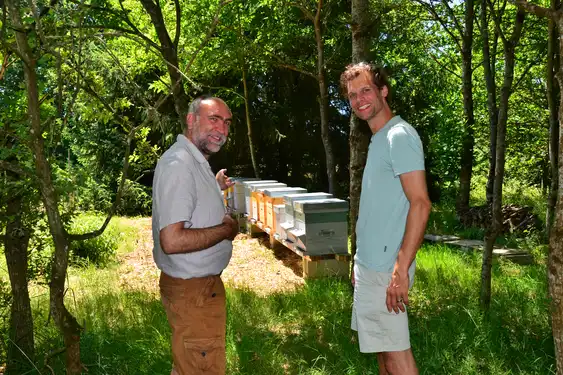 Thomas und der Gastgeber des Gutshofs in der Loire stehen vor Bienenstöcken