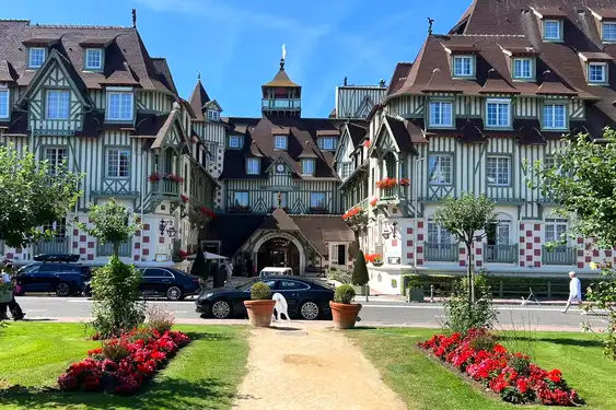 Ein großer Fachwerkpalast in der Normandie