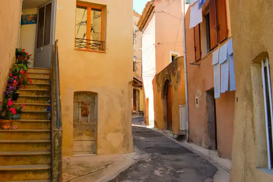 provence-rundreise-gebaude-umgebung
