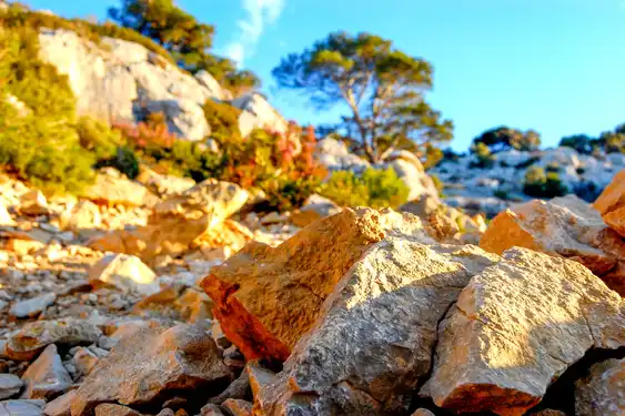 provence-landschaft-felsen-frankreich