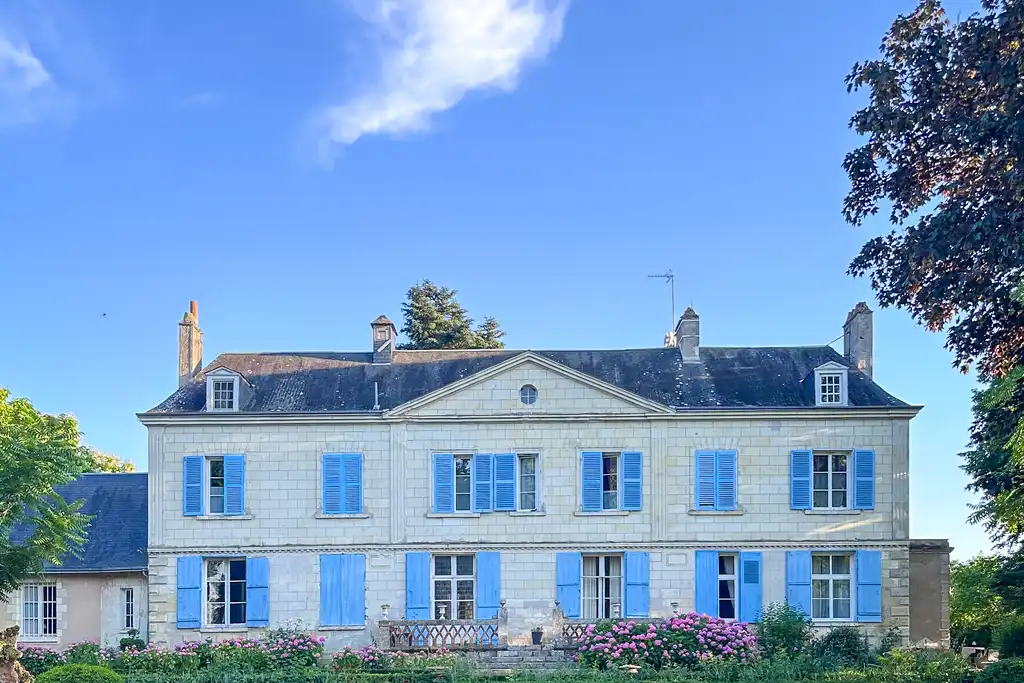 Ein Herrenhaus im Loiretal mit Hortensien und einem Teich vor der Tür