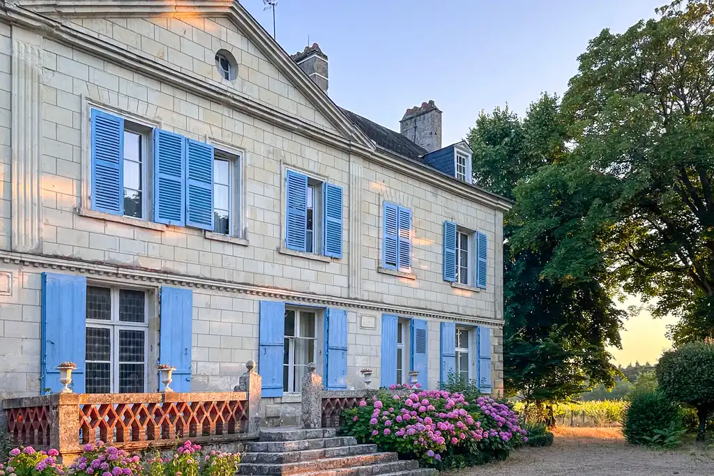 Ein Herrenhaus im Loiretal zur goldenen Stunde