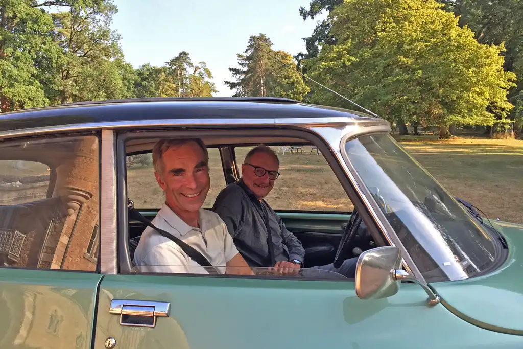 Gastgeber des Schlosses im Burgund sitzt in einem Oldtimer