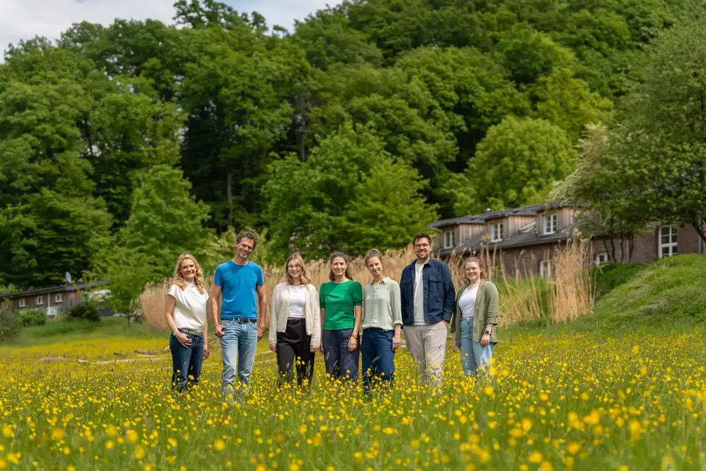 Eine Gruppevon Leute in einem Feld