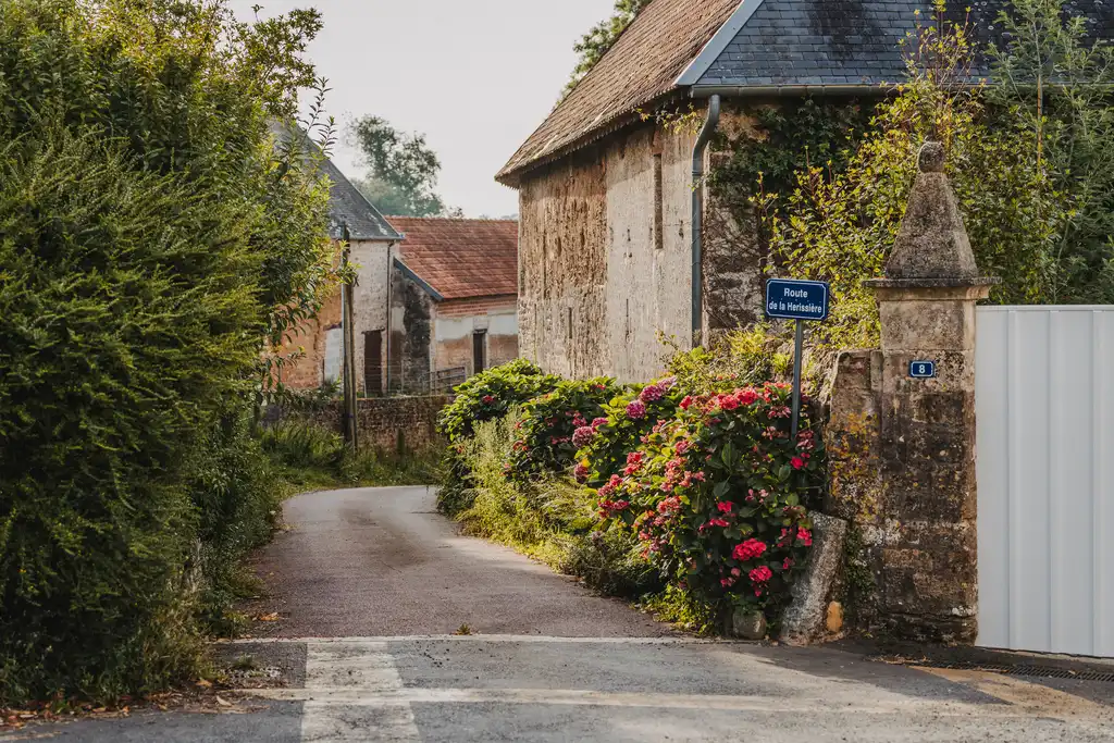 Kleine Straße die durch ein Dorf in der Normandie führt
