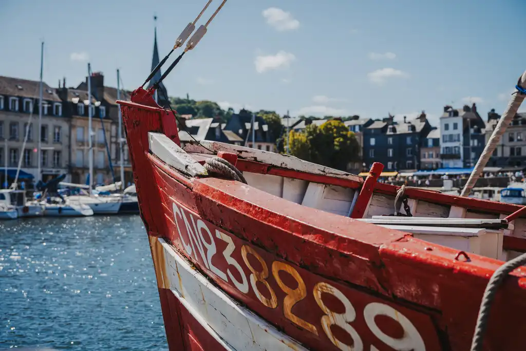 Ein Rotes Schiff in einem Hafen der Normandie