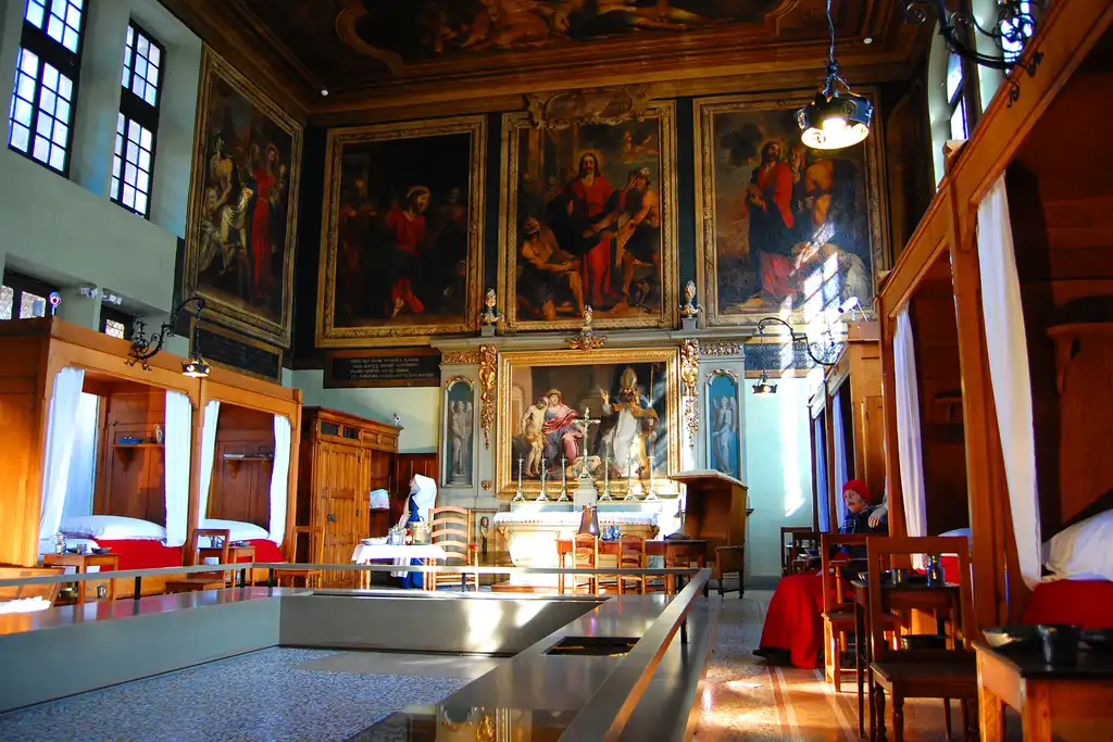 Ein Schlafsaal in einem alten Hospice im Burgund