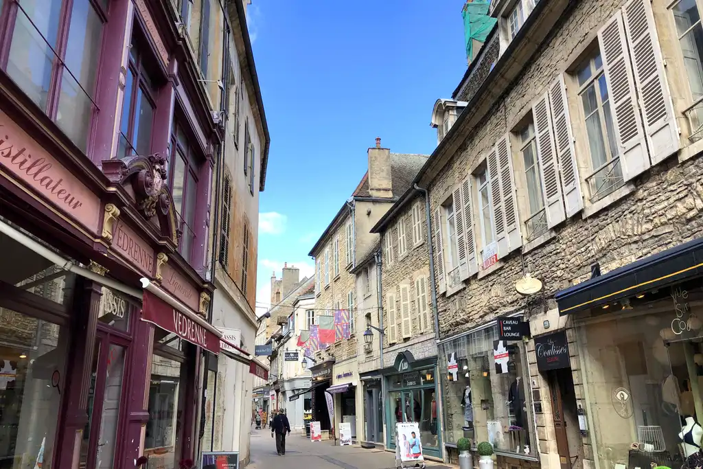 Einkaufsläden einer Straße in Beaune im burgund