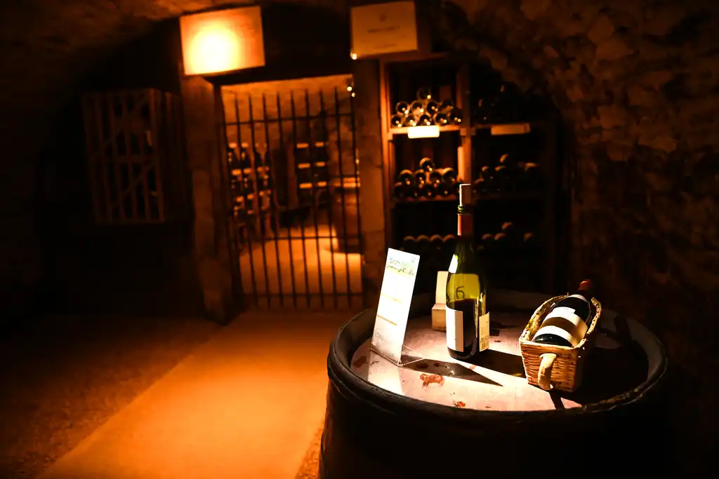 Ein Weinkeller in der Stadt Beaune im Burgund