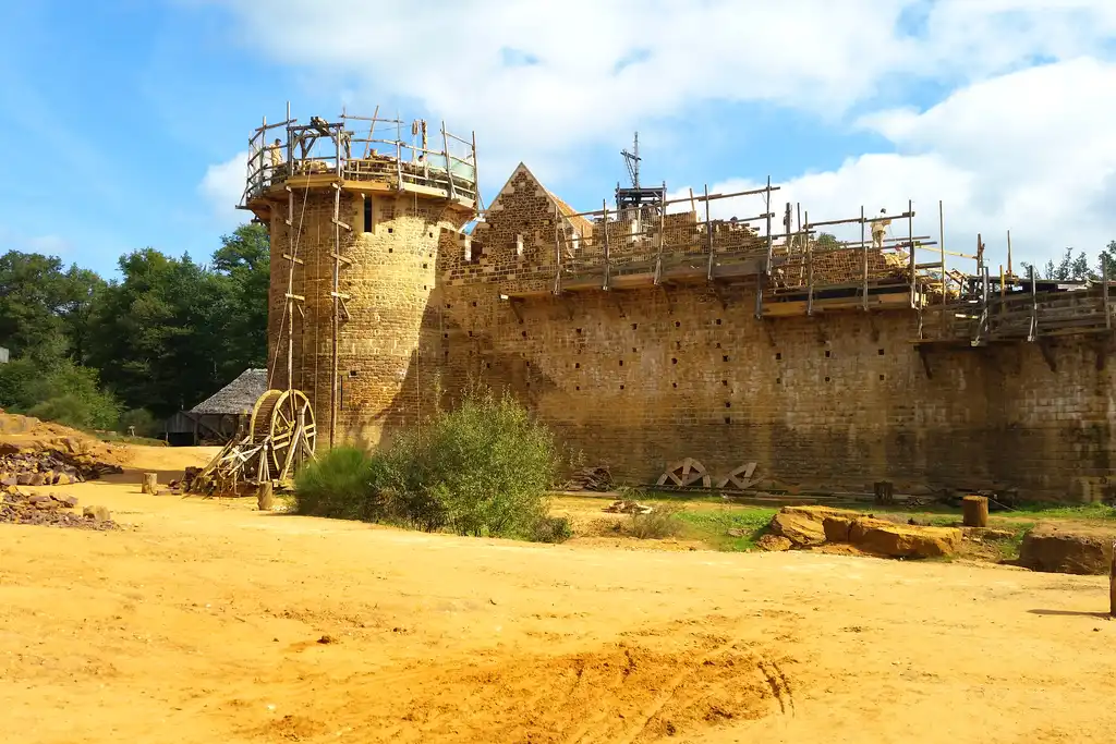 Eine historische verfallene Burgruine im Burgund