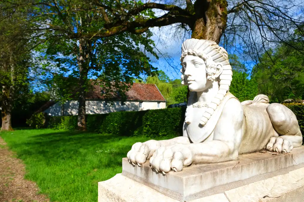 Sphinx-Statue im Garten des Landgutes im Burgund