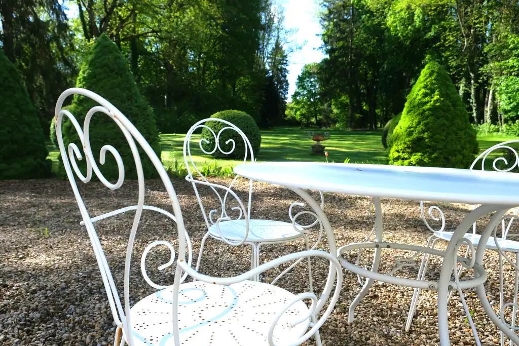 Elegante Gartenstuhl und Tisch Kombination im Garten des Landguts im Burgund