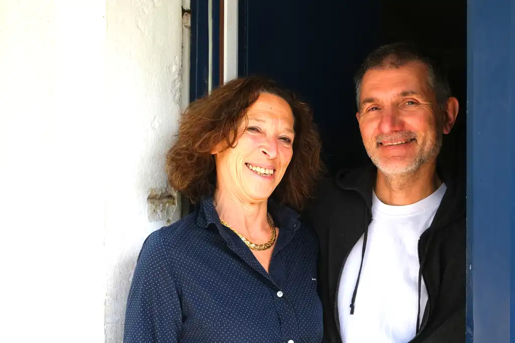 Das Gastgeberpaar des Landgutes im Burgund stehen im Eingang