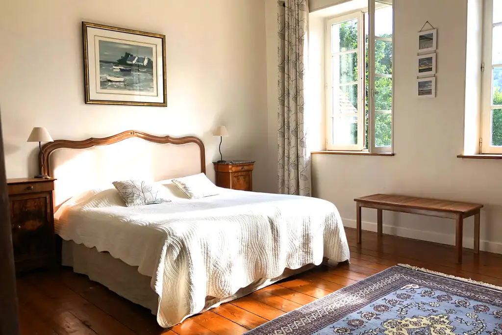 Ein elegant eingerichtetes Zimmer im Landgut im Burgund