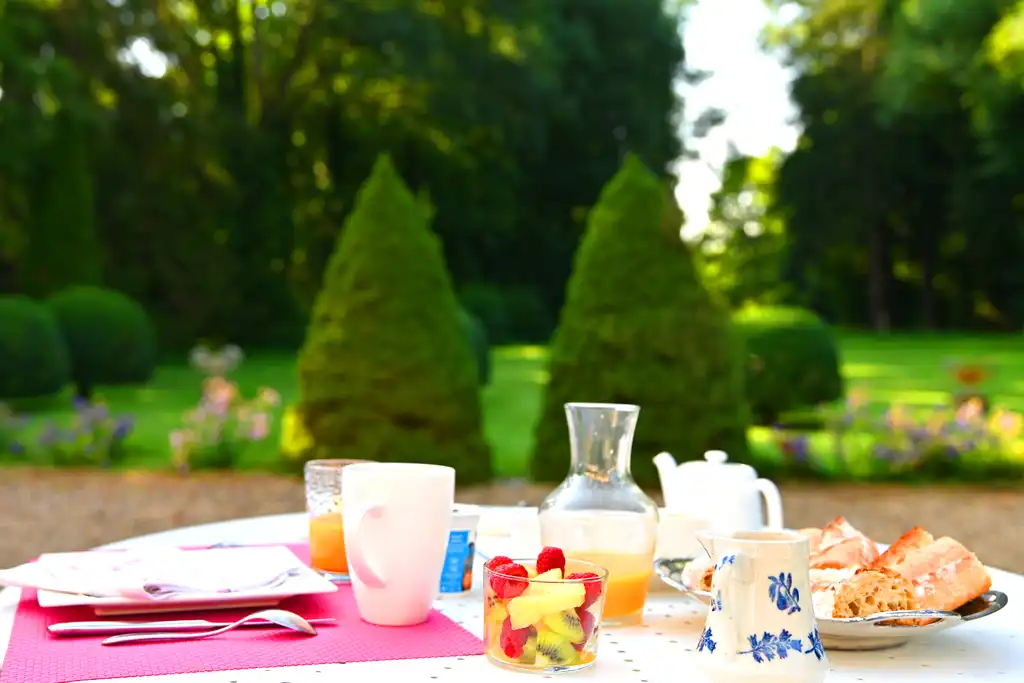 Ein gut gedeckter Frühstückstisch im Garten des Landguts im Burgund