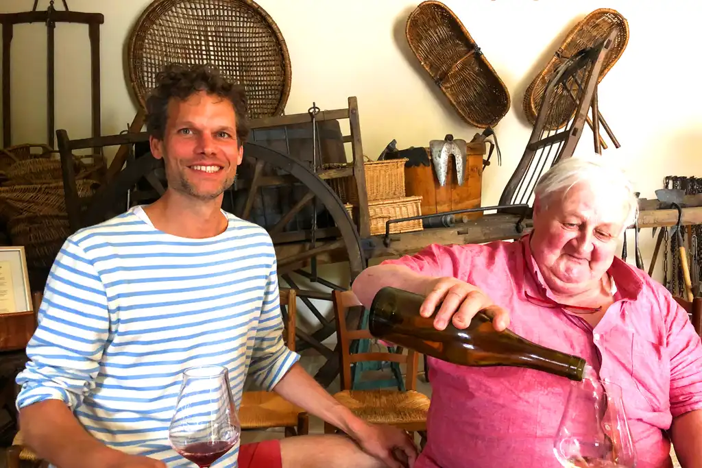 Thomas und der Gastgeber des Winzerhotels im Burgund probieren gemeinsam einen guten Wein