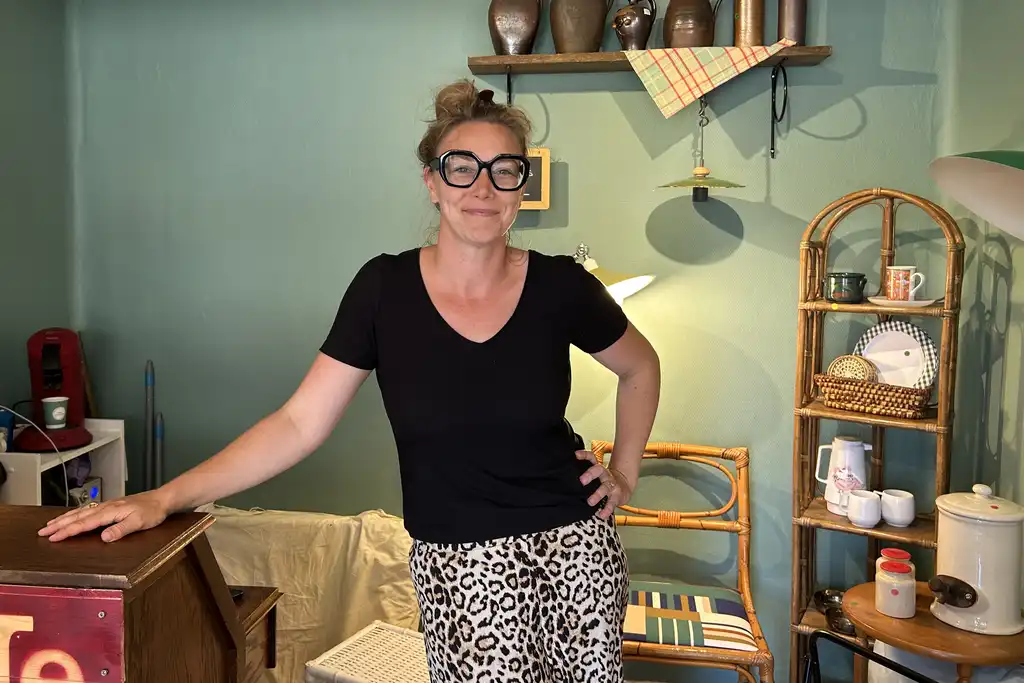 Eine Frau steht in der Brocante in der Normandie