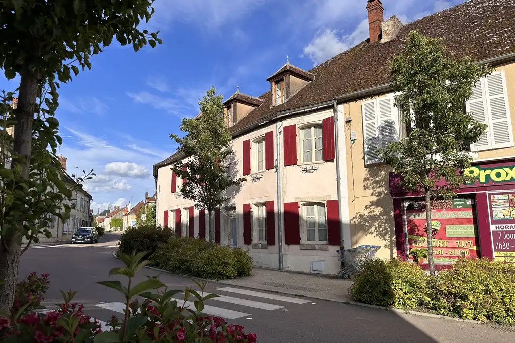 Das Haus der ehemaligen Poststation im Burgund von der Straße aus