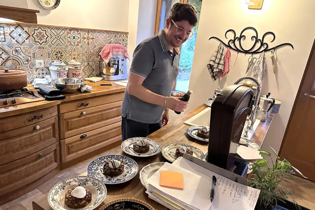 Der Gastgeber der ehemaligen Poststation im Burgund bereitet Kuchen vor