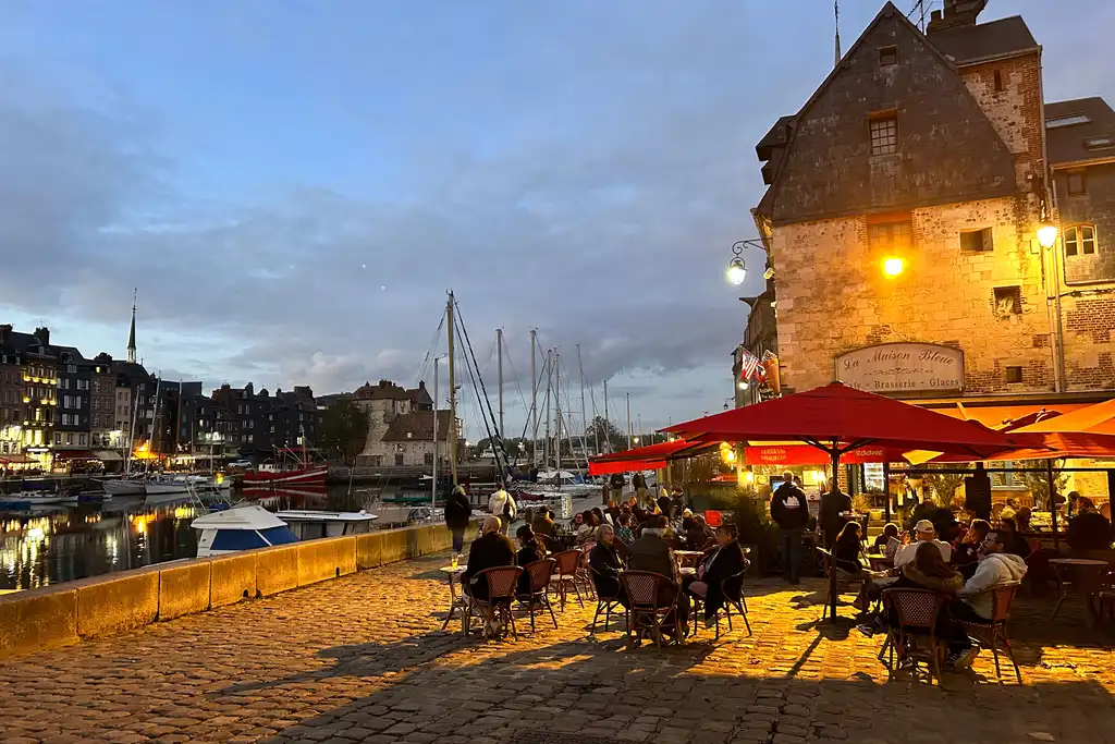 Ein Restaurant bei einem Hafen in der Normandie mit vielen Gästen
