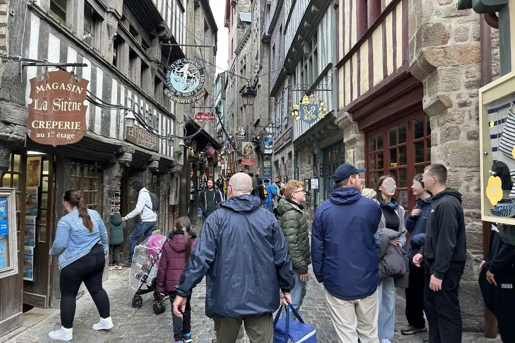 Viele Touristen in einer Gasse auf Mont-Saint-Michel