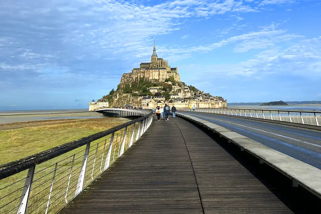 Die Brücke zu Mont-Saint-Michel in der Normandie
