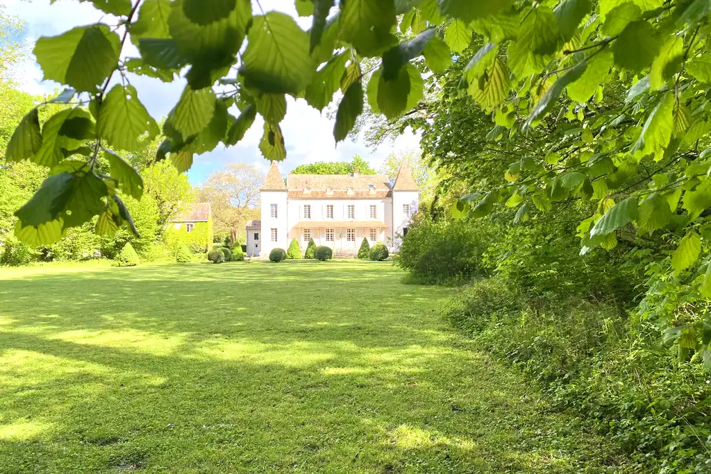 Der Garten des Landguts im Burgund mit dem Haus im Hintergrund
